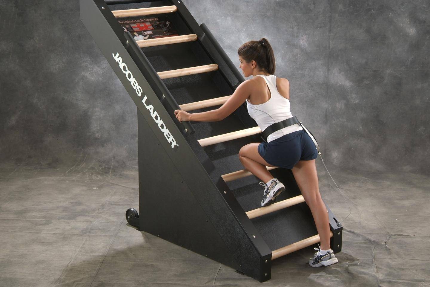 Тренажер лестница (ступеньки): как заниматься имитируя подъем по лестнице