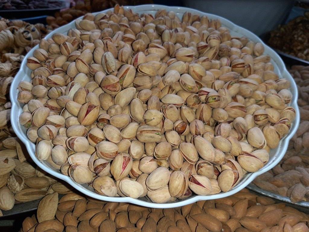 Почему фисташки продаются в скорлупе и почему они такие дорогие?