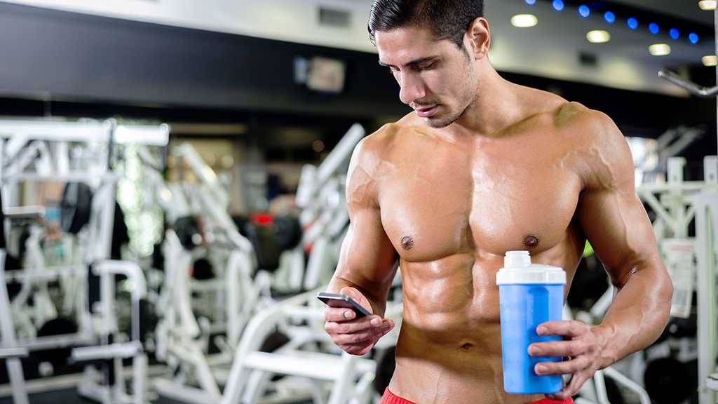 Что пить во время тренировки: воду или спортивные добавки в тренажерном зале?