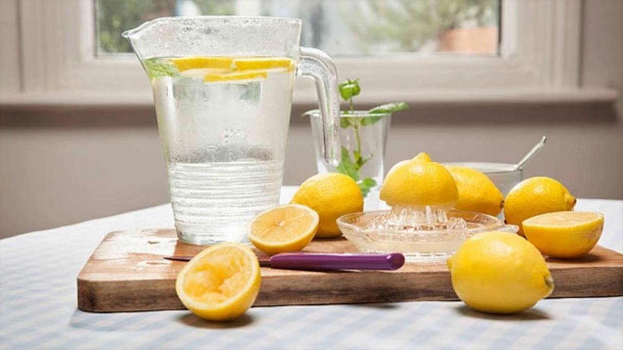 Можно ли пить натощак воду с лимоном, полезно ли по утрам, зачем употреблять, а также как правильно приготовить