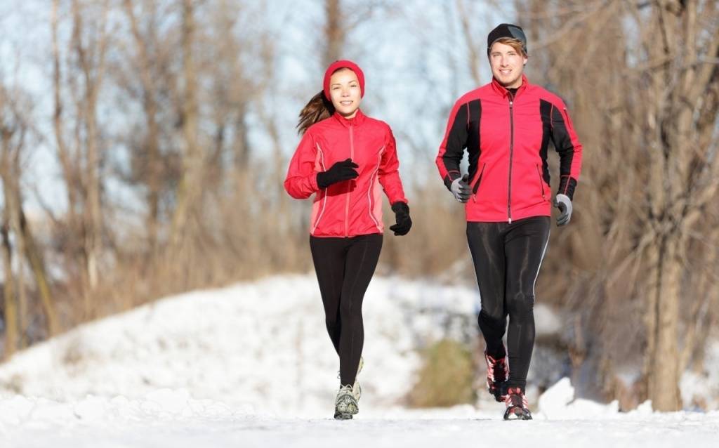 В чем бегать зимой на улице? как подобрать правильную одежу и обувь для пробежек зимой