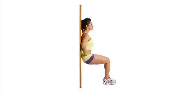 Просто и эффективно: упражнение «стульчик» у стены