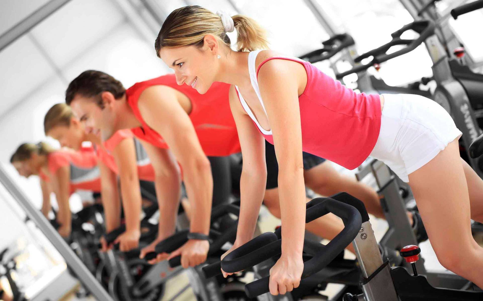 Как быстро похудеть в спортзале женщине: тренировки для снижения веса - tony.ru