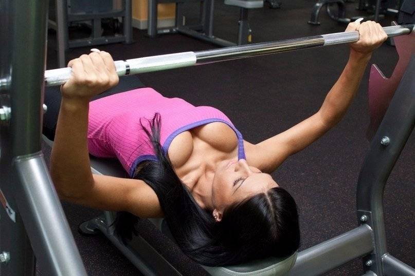 Упражнения для грудных мышц для девушек - упругое тело