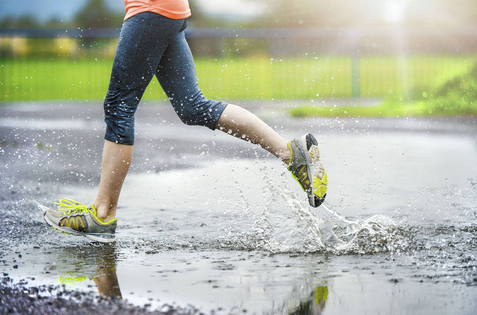 Бег в дождь — можно ли бегать в дождливую погоду, как выбрать кроссовки и одежду