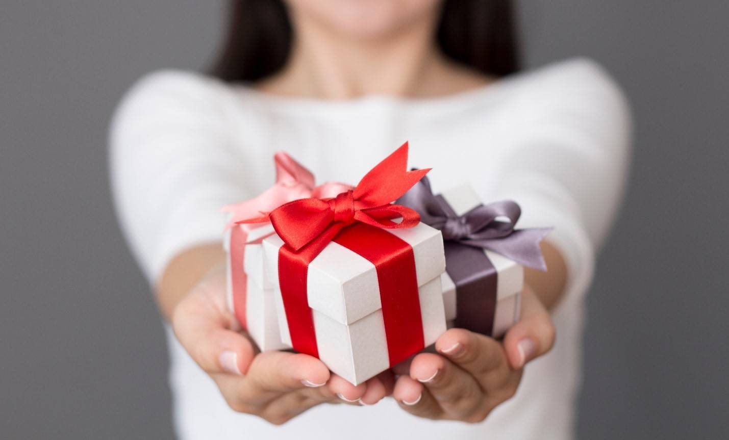 Почему мужчины одним женщинам дарят подарки, а другим нет