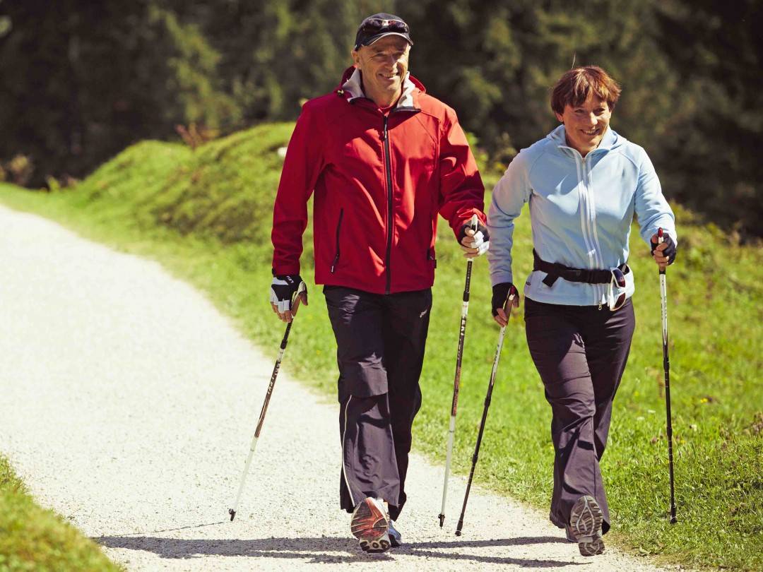 Скандинавская ходьба с палками для похудения, польза и вред техники | доктор борменталь