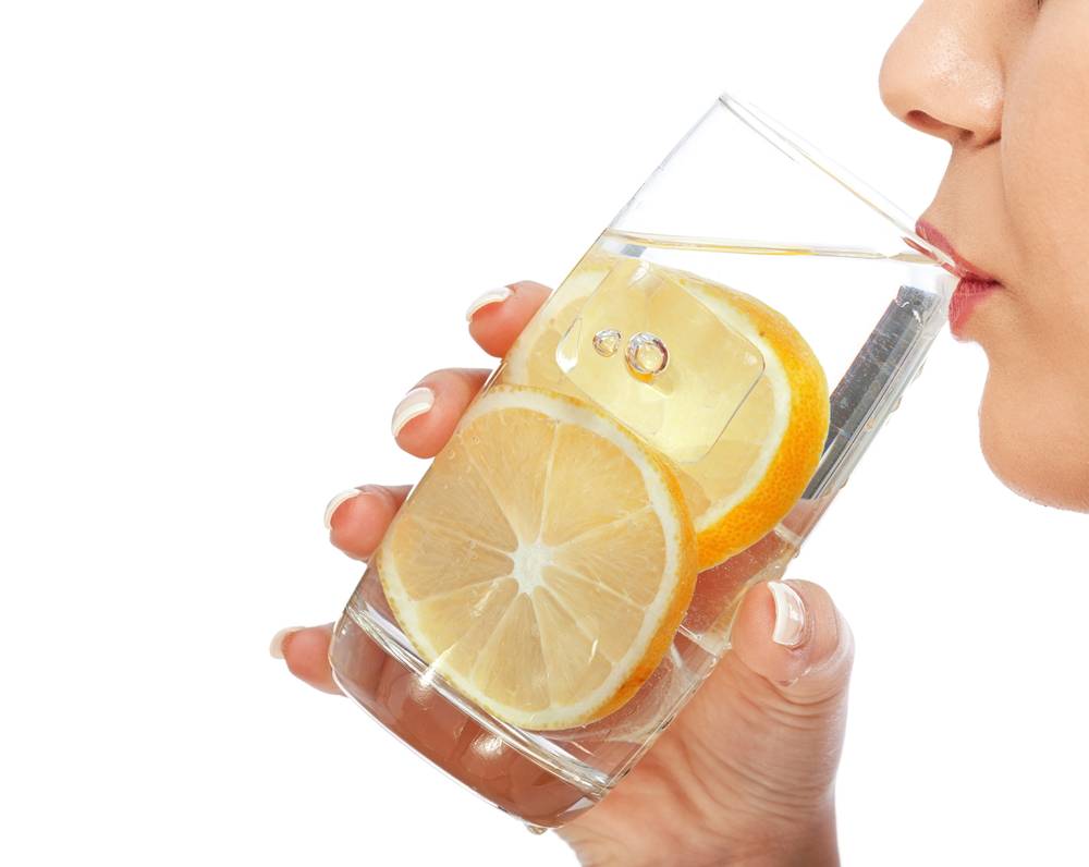 Причины начать день со стакана воды с лимоном натощак | кронколит