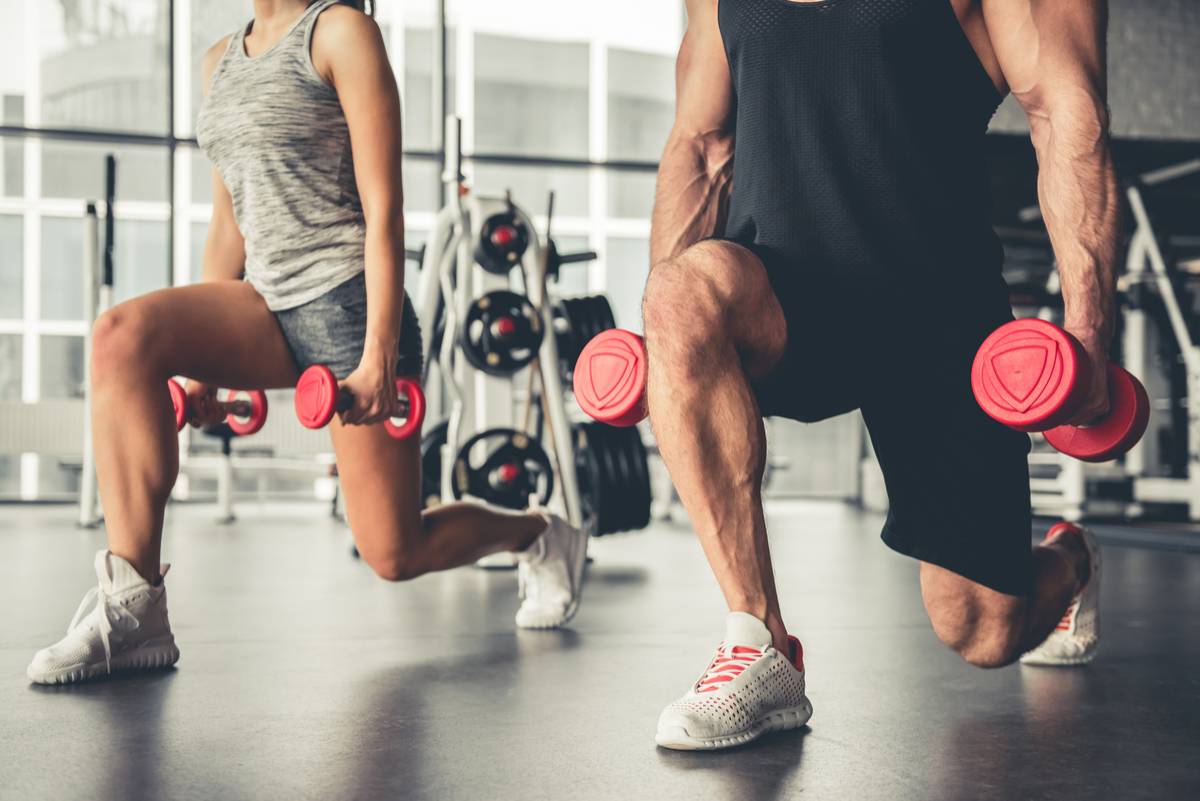 Упражнения с гантелями на ноги и ягодицы: эффективная программа на мышцы бедер для женщин