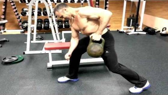 Упражнения с гирей: как накачать бицепс весом 16 кг