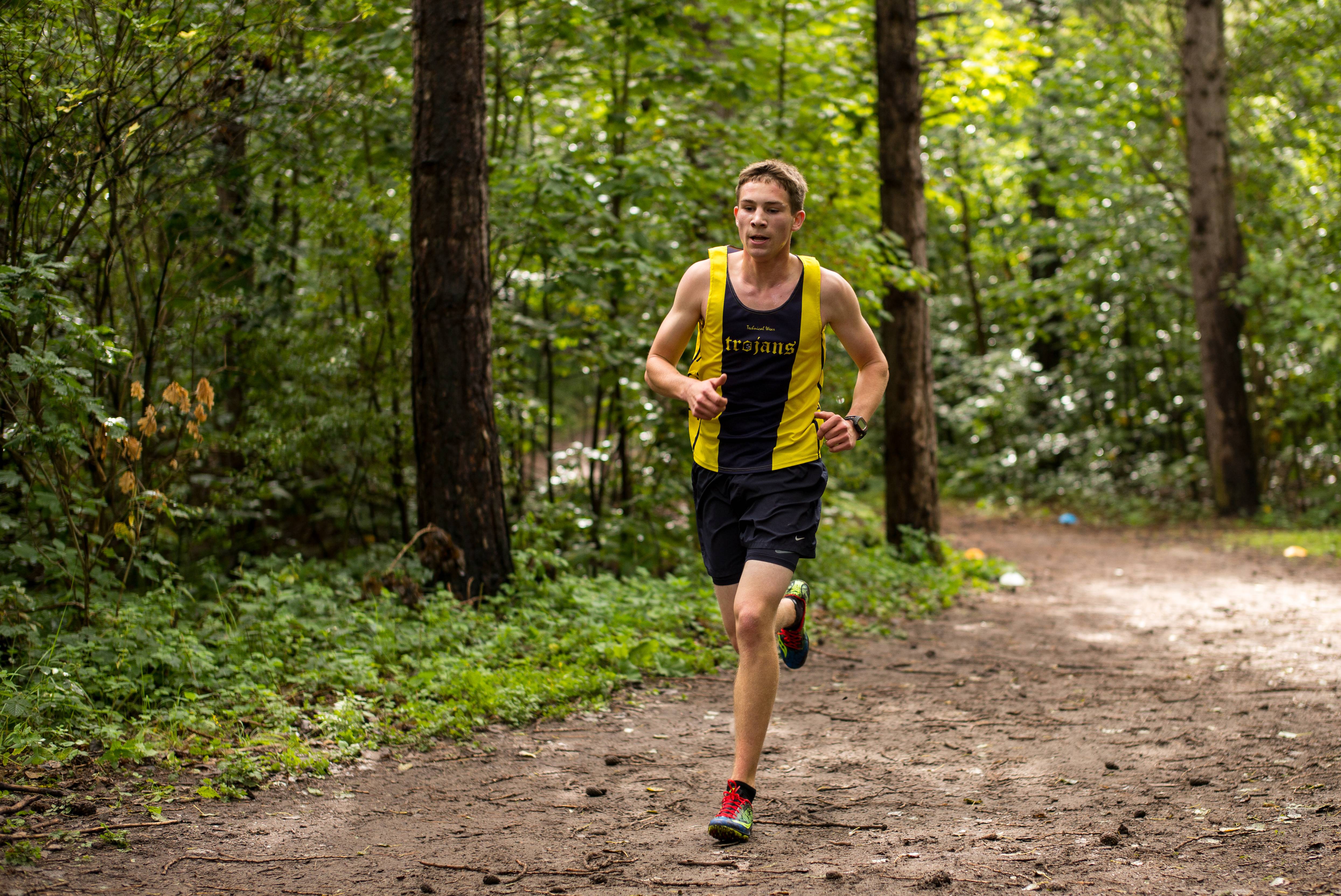 Спортивный бег по местности. Ультрамарафон Великий лес Trail. Бег по пересеченной местности. Трейлраннинг. Выносливость картинки.