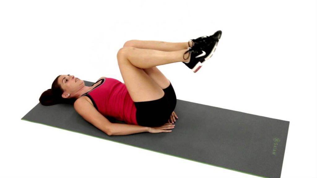 Скручивания на пресс: как правильно делать упражнение лежа на полу