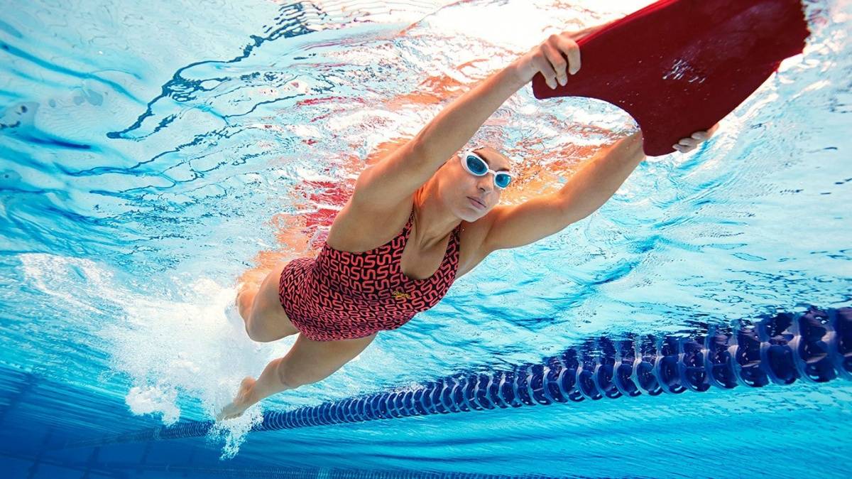Помогает ли плавание похудеть: можно ли сбросить вес, плавая в бассейне и насколько это эффективно, каковы отзывы и результаты?