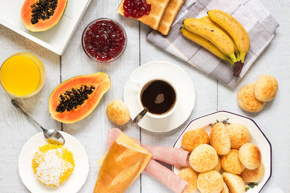 Что нельзя есть на завтрак: 12 продуктов, которых следует избегать