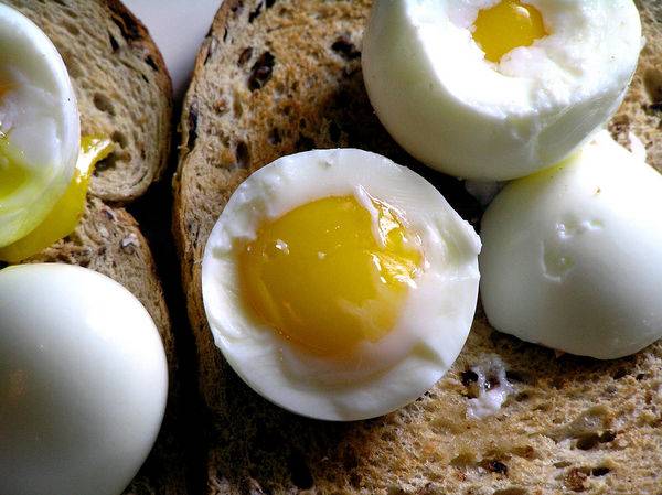 Сколько яиц можно есть в день взрослым и детям: норма потребления