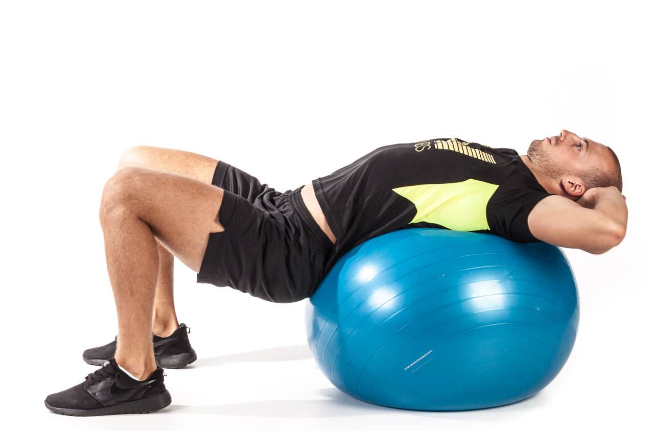 Скручивания на мяче или фитболе – прорабатываем мышцы живота