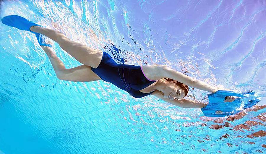 Какие мышцы работают при плавании в бассейне и какие группы развивает