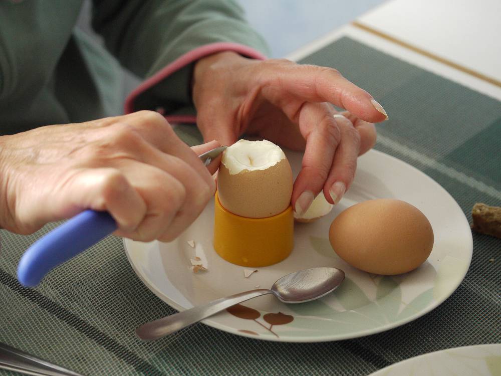 Кушает яички. Парень ест яичницу. Яйцо кушать. Завтрак с вареными яйцами. Человек ест яичницу.