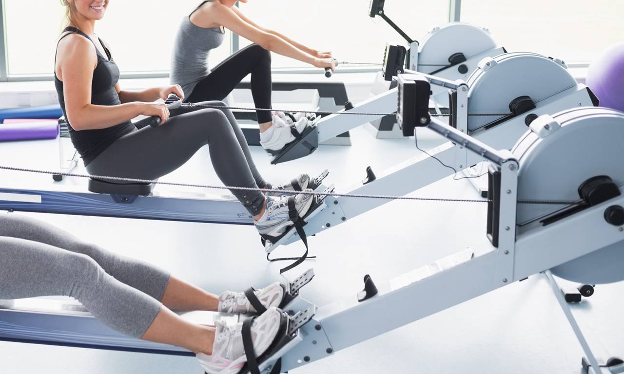 Гребля на гребном тренажере — техника упражнения. какие мышцы работают?