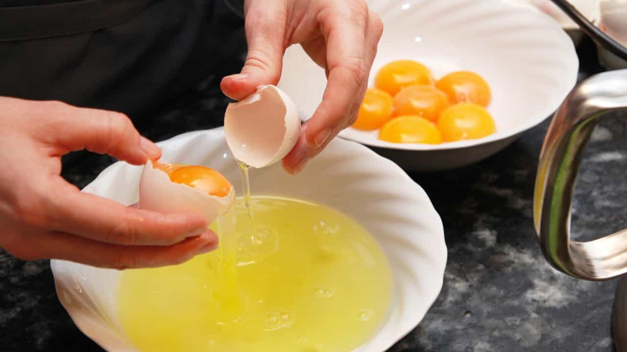 Как отделить белок от желтка яйца - это сможет даже ребенок - ijuls.com