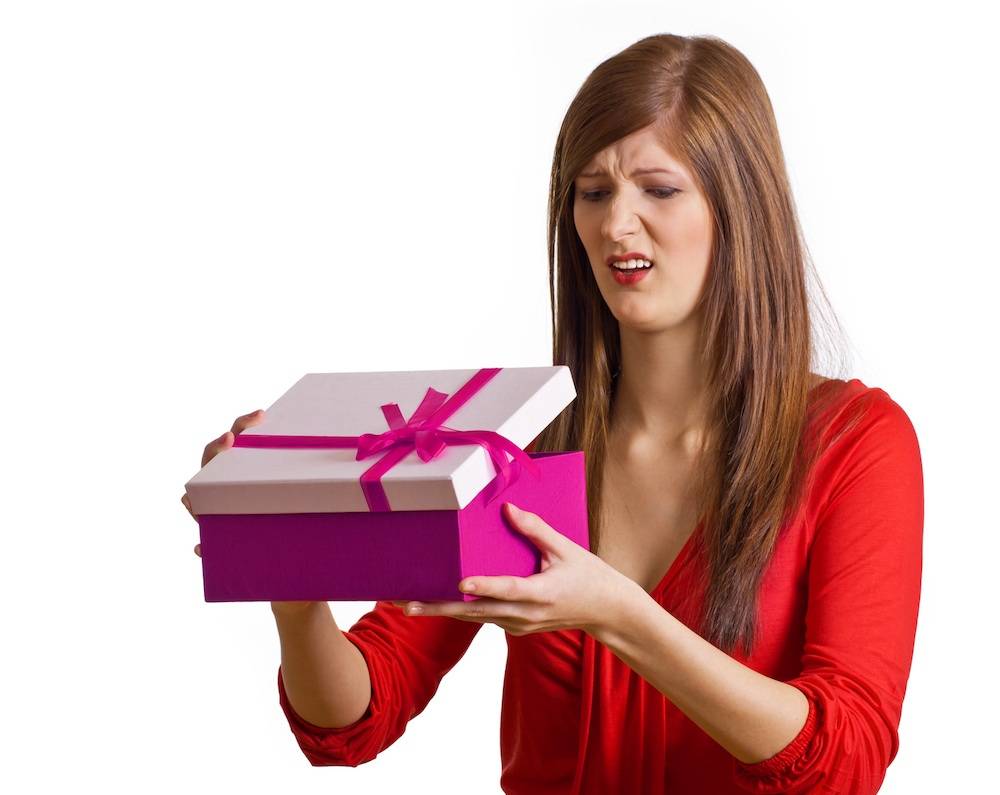Можно или нельзя передаривать подарки, почему даренное не дарят: приметы