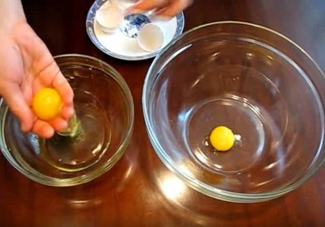 Как отделить белки от желтков легко, быстро, правильно в сыром яйце, перепелиных яйцах с помощью пластиковой бутылки. все способы и средства в домашних условиях