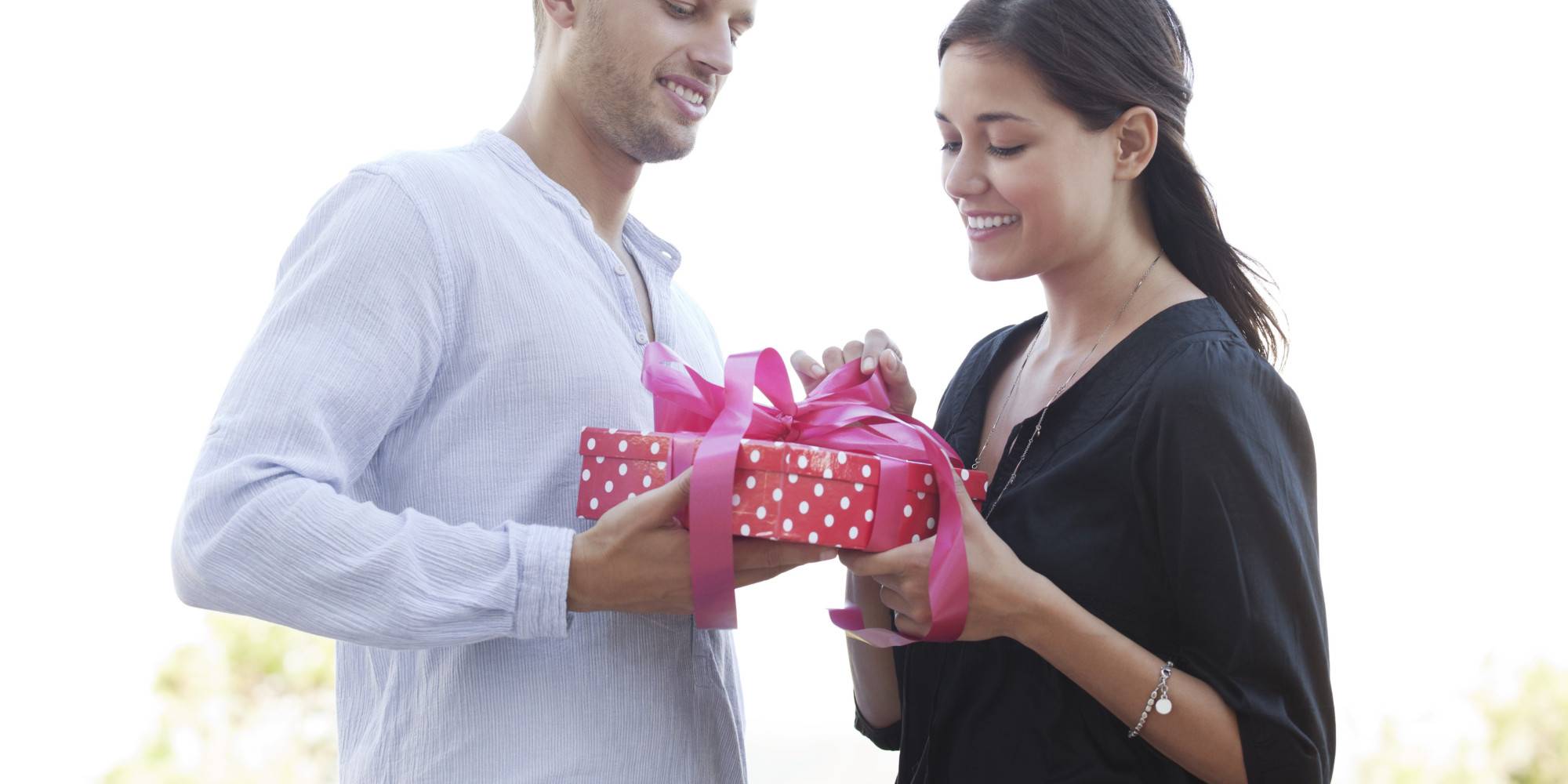 Что подарить девушке при первой встрече — топ 200 лучших подарков на первое свидание