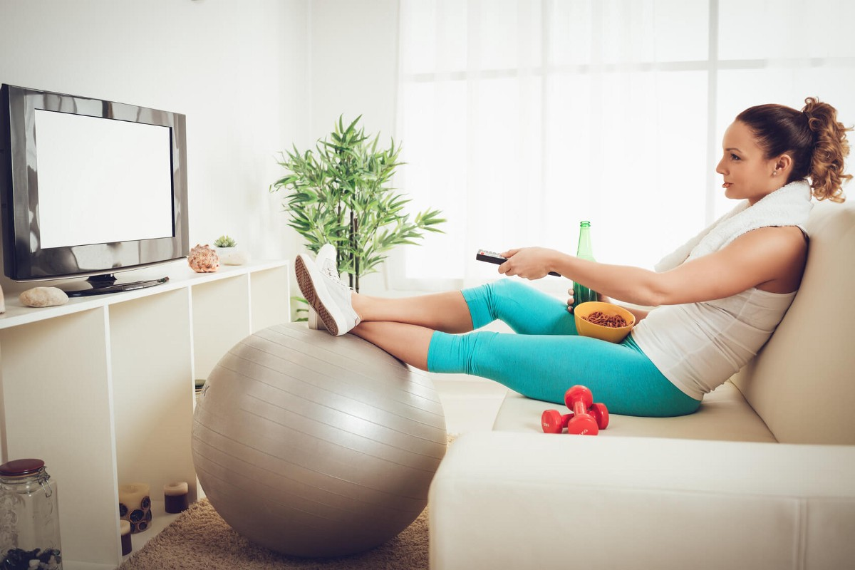 Внутренняя лень. Фитнес для ленивых. Лень заниматься спортом. Упражнения перед телевизором. Фитнес на диване для ленивых.
