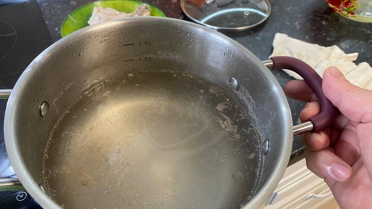 Зачем сливать первую воду при варке бульона?